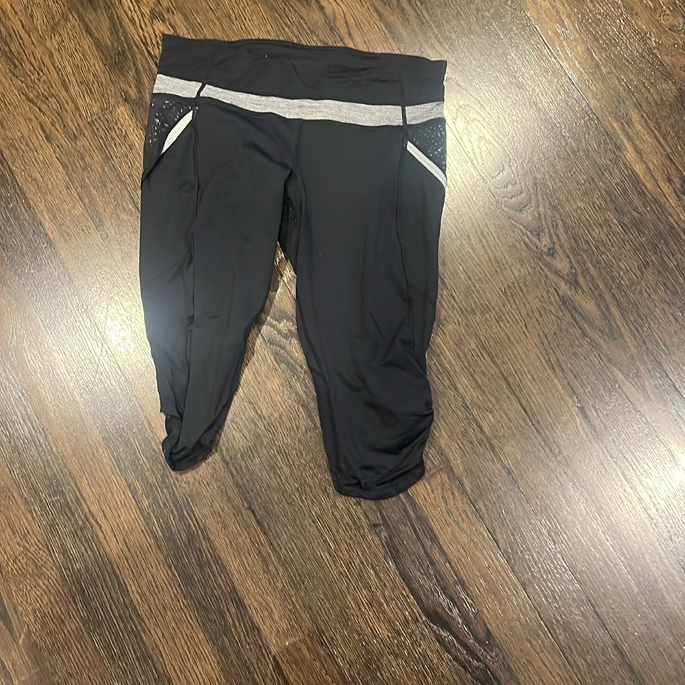Black capri lululemon size 10
